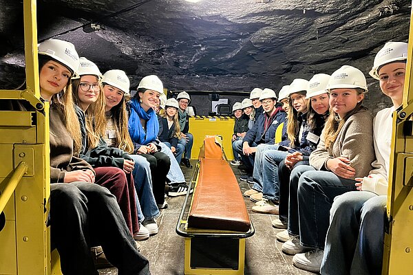 Gruppe von Jugendlichen im Bergwerk