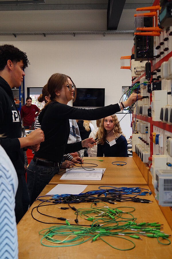 Schüler arbeiten an elektrischen Schaltungen.
