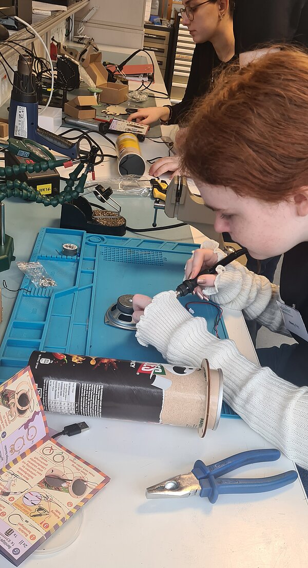 Junge Menschen arbeiten an einem Elektronikprojekt Person arbeitet an Elektronikprojekt